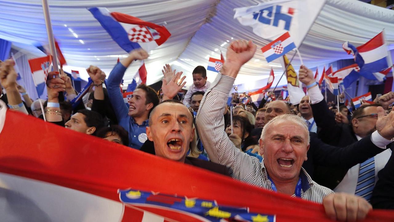 Unterstützer der teils nationalistischen, teils christdemokratischen Honoratiorenpartei HDZ nach der Parlamentswahl am 8. November 2015