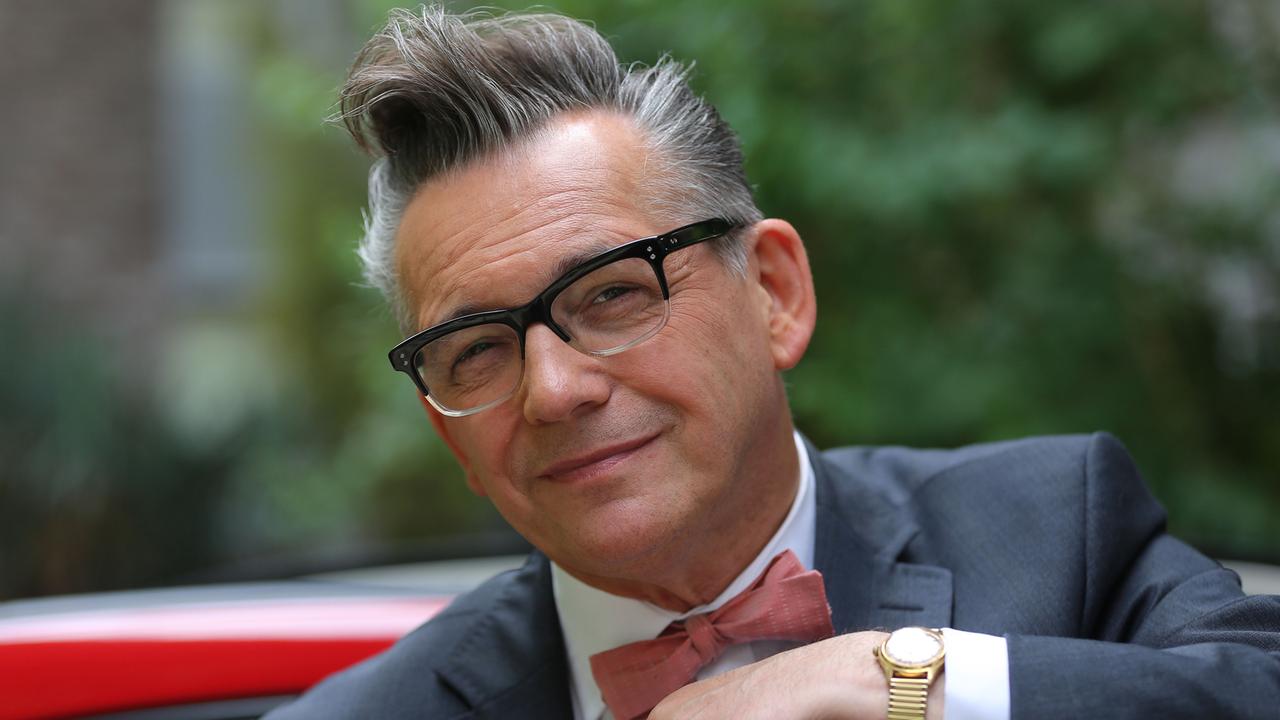 Götz Alsmann schaut zuversichtlich in die Kamera Götz Alsmann schaut zuversichtlich in die Kamera