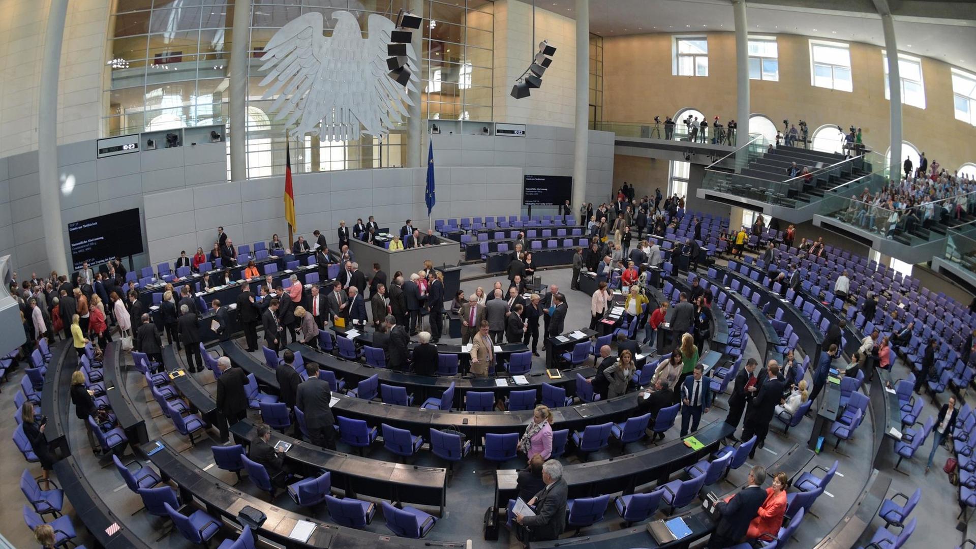 Abgeordnete des Bundestages stimmen am 22.05.2015 im Plenarsaal in Berlin namentlich über das Gesetz zur Tarifeinheit ab. | Abgeordnete des Bundestages stimmen am 22.05.2015 im Plenarsaal in Berlin namentlich über das Gesetz zur Tarifeinheit ab. |