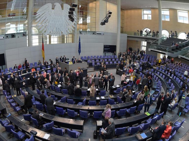 Abgeordnete des Bundestages stimmen am 22.05.2015 im Plenarsaal in Berlin namentlich über das Gesetz zur Tarifeinheit ab. |
