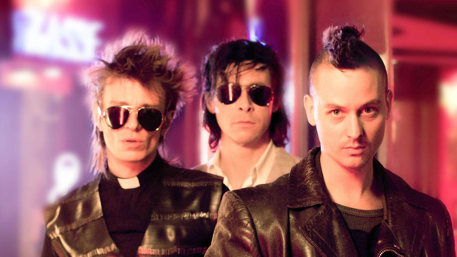 Die Schauspieler Alexander Scheer (als Blixa Bargeld, l-r), Marc Hosemann (als Nick Cave) und Tom Schilling (als Robert) in einer Szene des Films "Tod den Hippies - Es lebe der Punk!". Die Schauspieler Alexander Scheer (als Blixa Bargeld, l-r), Marc Hosemann (als Nick Cave) und Tom Schilling (als Robert) in einer Szene des Films "Tod den Hippies - Es lebe der Punk!".