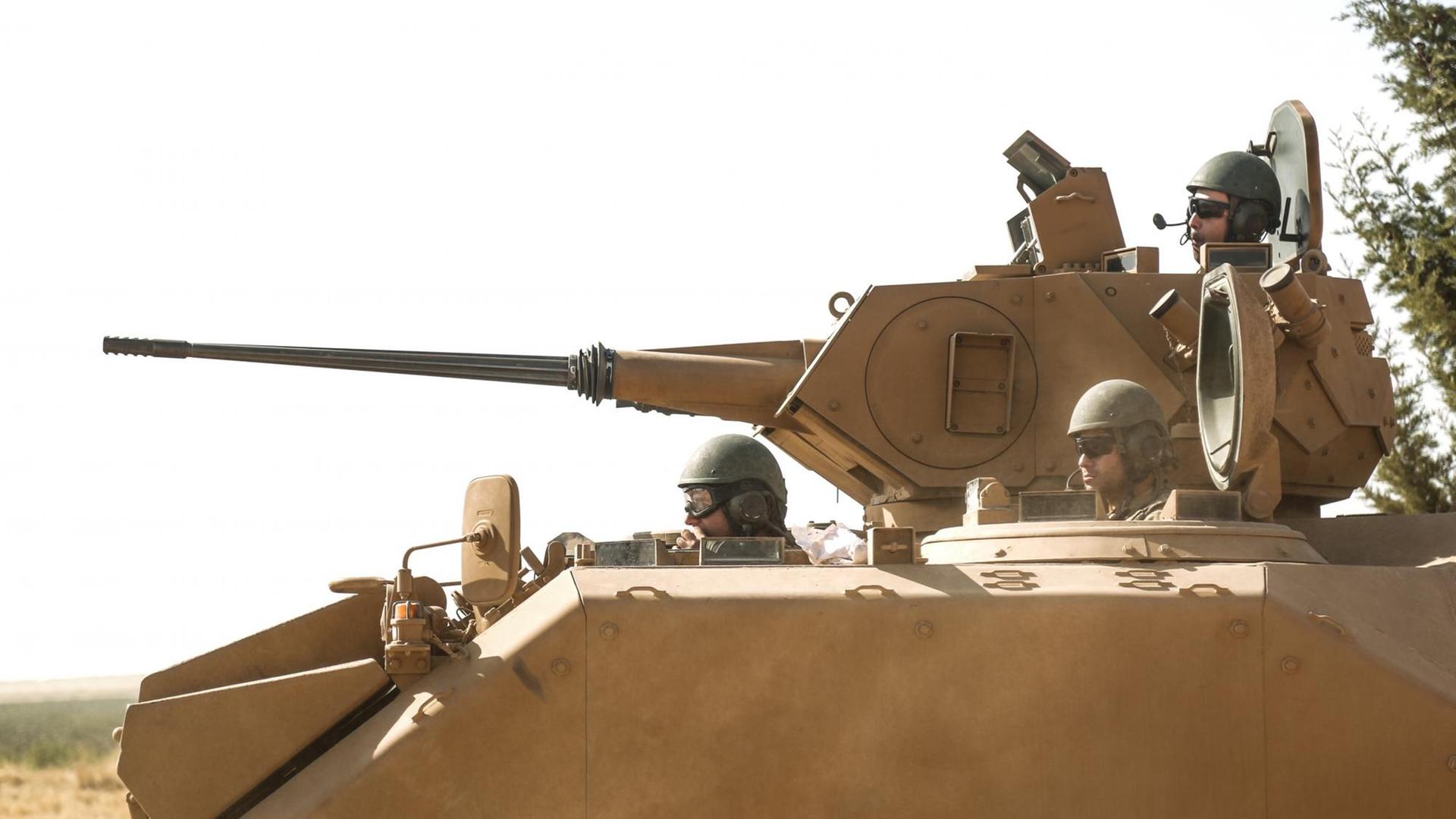 Soldaten der türkischen Streitkräfte sitzen in einem Panzer nahe der Grenze zwischen Syrien und der Türkei. Soldaten der türkischen Streitkräfte sitzen in einem Panzer nahe der Grenze zwischen Syrien und der Türkei.