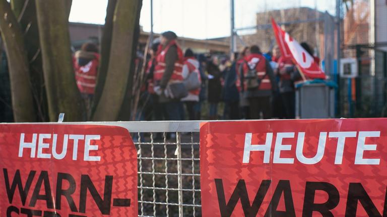 Warnstreik der Lehrer an der Aziz-Nesin-Grundschule in Berlin-Neukölln Warnstreik der Lehrer an der Aziz-Nesin-Grundschule in Berlin-Neukölln