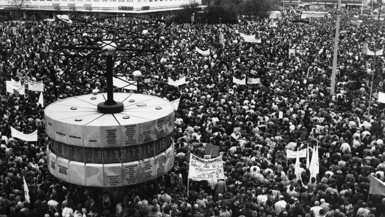 Menschenmenge bei einer Kundgebung auf dem Alexanderplatz Menschenmenge bei einer Kundgebung auf dem Alexanderplatz