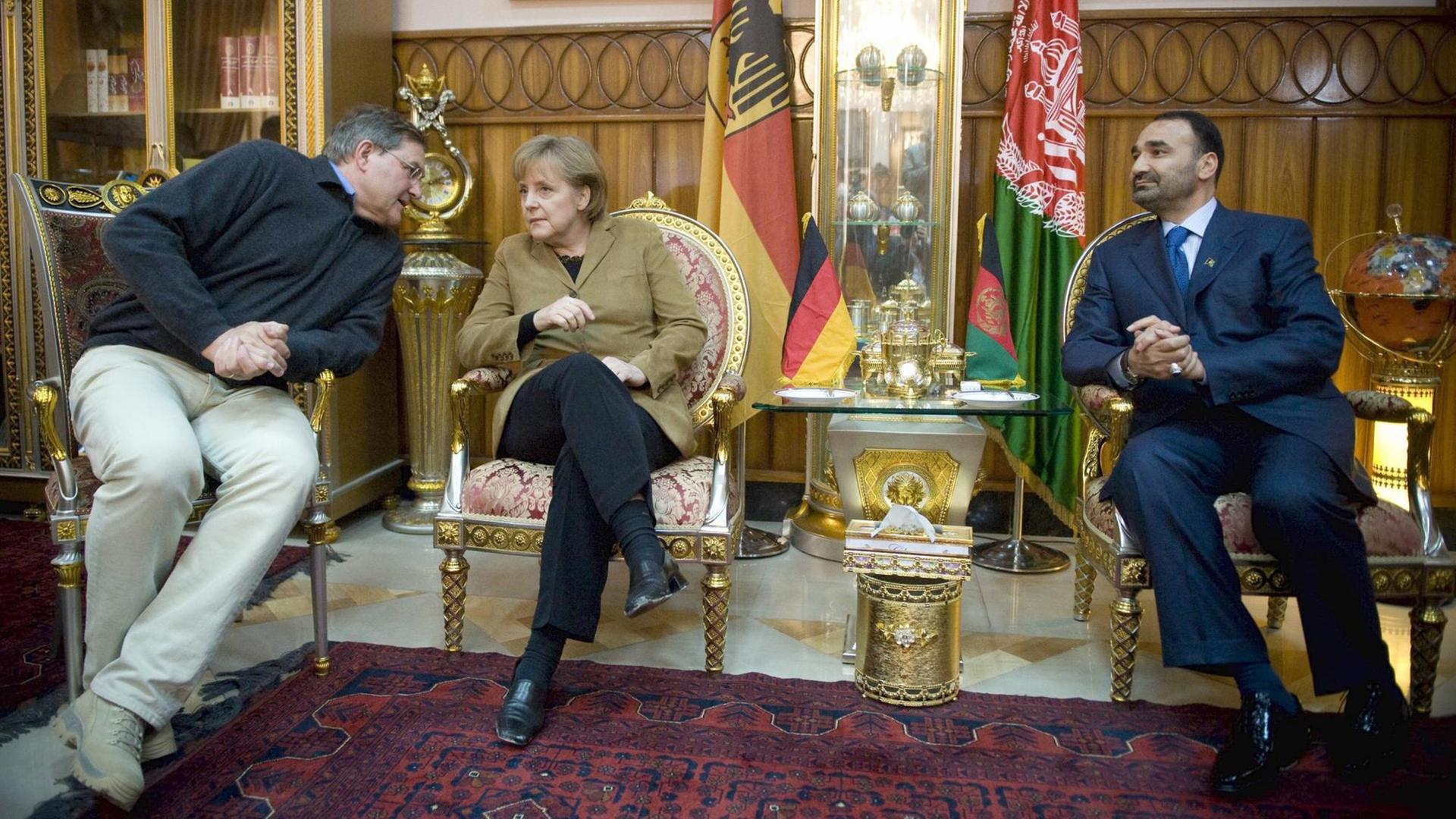Bundeskanzlerin Angela Merkel am 06.04.2009 in Masar-i-Sharif in Afghanistan während eines Treffens mit dem Provinzgouverneur von Balkh, Mohammad Atta und Bundesverteidigungsminister Franz Josef Jung. Bundeskanzlerin Angela Merkel am 06.04.2009 in Masar-i-Sharif in Afghanistan während eines Treffens mit dem Provinzgouverneur von Balkh, Mohammad Atta und Bundesverteidigungsminister Franz Josef Jung.