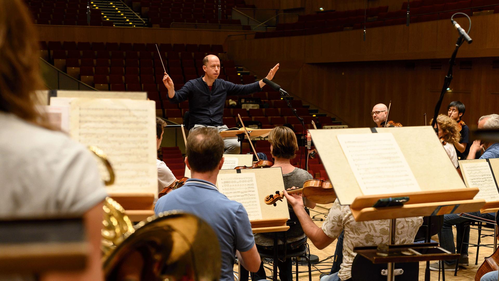 Das Rundfunk-Sinfonieorchester Berlin unter der Leitung von Ralf Sochaczewsky Das Rundfunk-Sinfonieorchester Berlin unter der Leitung von Ralf Sochaczewsky