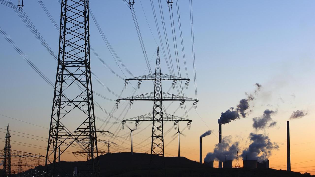 Hochspannungsleitungen auf der Halde Scholven, direkt neben dem Eon Steinkohle Kraftwerk Scholven. Hochspannungsleitungen auf der Halde Scholven, direkt neben dem Eon Steinkohle Kraftwerk Scholven.