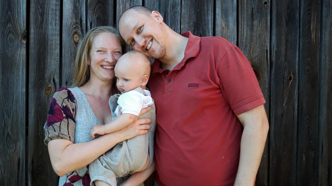 Odilia Wegener mit Mann Sascha und Sohn Lukas in Schlitzhose - und ganz ohne Windel. Odilia Wegener mit Mann Sascha und Sohn Lukas in Schlitzhose - und ganz ohne Windel.