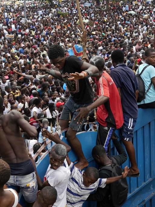 Demokratische Republik Kongo: Anhänger des oppositionelle Präsidentschaftskandidat Tshisekedi feiern dessen Wahlsieg.