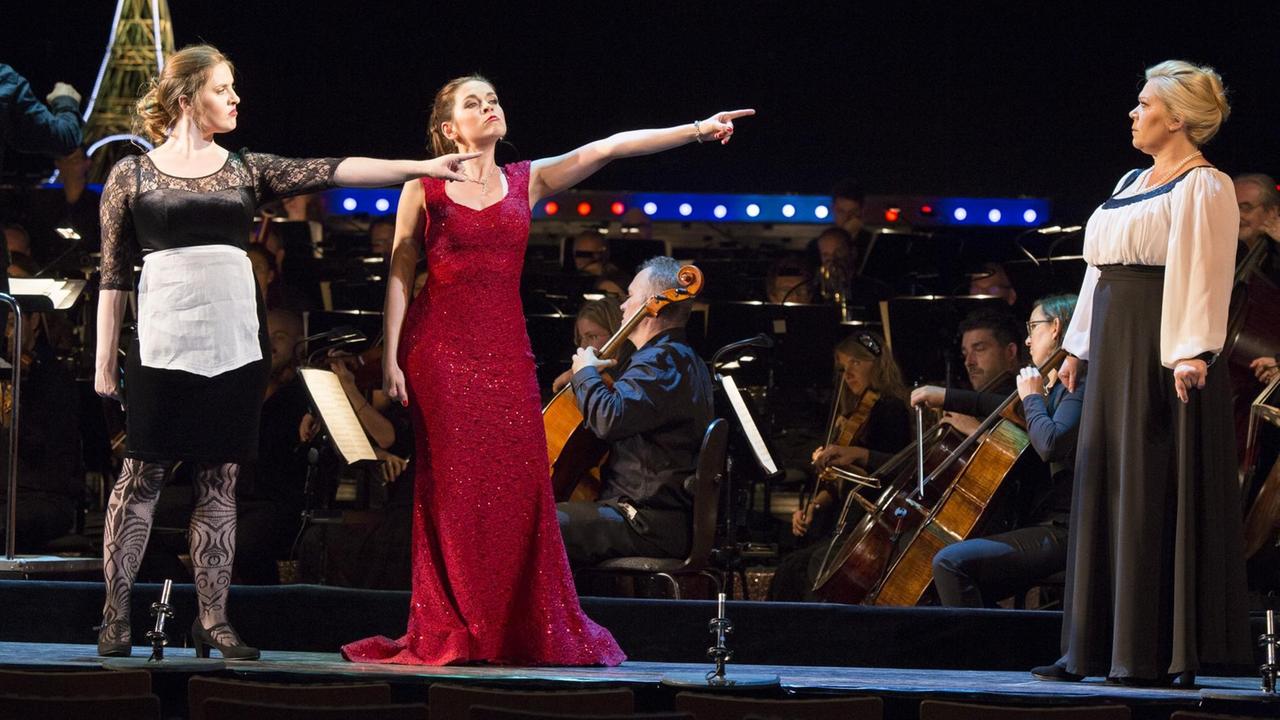 Die Sängerinnen Birgit Stöckler, Sieglinde Feldhofer und Susanna Hirschler (v.li.) auf der Bühne während der Operette "Clo-Clo" von Franz Lehár. Stöckler und Feldhofer zeigen mit theatraler Gestik in Richtung Hirschler. Die Sängerinnen Birgit Stöckler, Sieglinde Feldhofer und Susanna Hirschler (v.li.) auf der Bühne während der Operette "Clo-Clo" von Franz Lehár. Stöckler und Feldhofer zeigen mit theatraler Gestik in Richtung Hirschler.