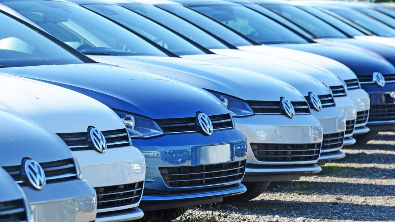 VW-Fahrzeuge stehen auf einem Autohof in Freiburg. VW-Fahrzeuge stehen auf einem Autohof in Freiburg.