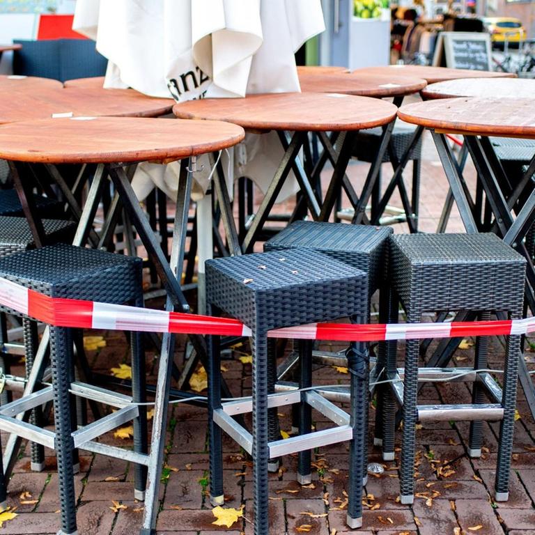 Teil-Lockdown in Deutschland: Tische und Stühle stehen vor einer Pizzeria, die derzeit nur Speisen zum Mitnehmen anbieten kann
oto: Hauke-Christian Dittrich/dpa | Verwendung weltweit