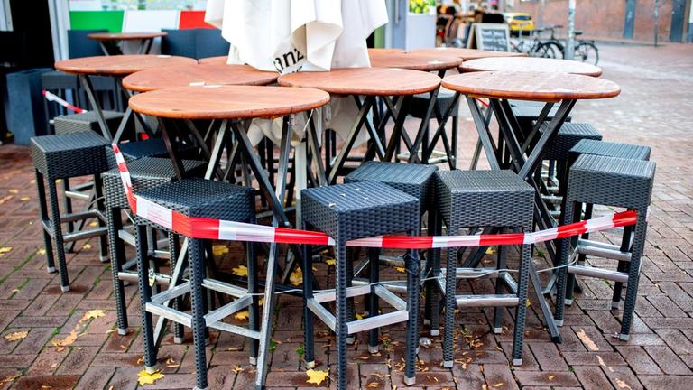 Teil-Lockdown in Deutschland: Tische und Stühle stehen vor einer Pizzeria, die derzeit nur Speisen zum Mitnehmen anbieten kann
oto: Hauke-Christian Dittrich/dpa | Verwendung weltweit