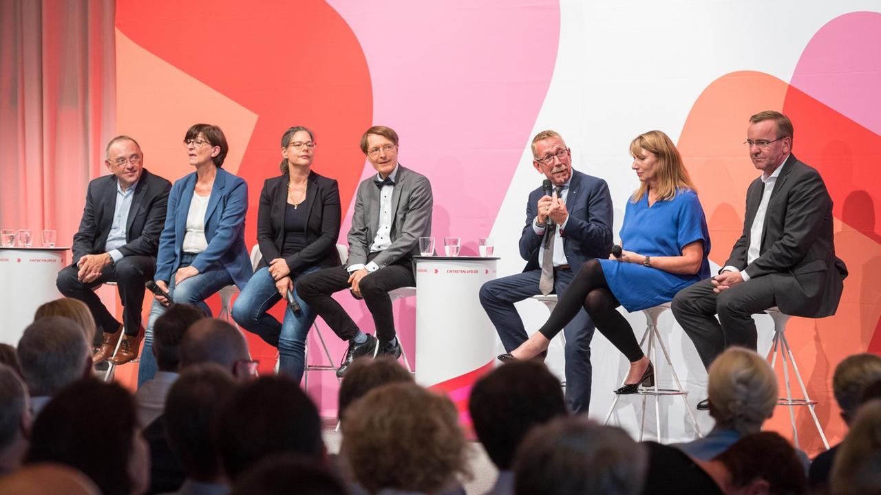 Die Kandidaten für den SPD Vorsitz Norbert Walter-Borjans (l-r), Saskia Esken, Nina Scheer, Karl Lauterbach, Karl-Heinz Brunner, Petra Köpping, Boris Pistorius