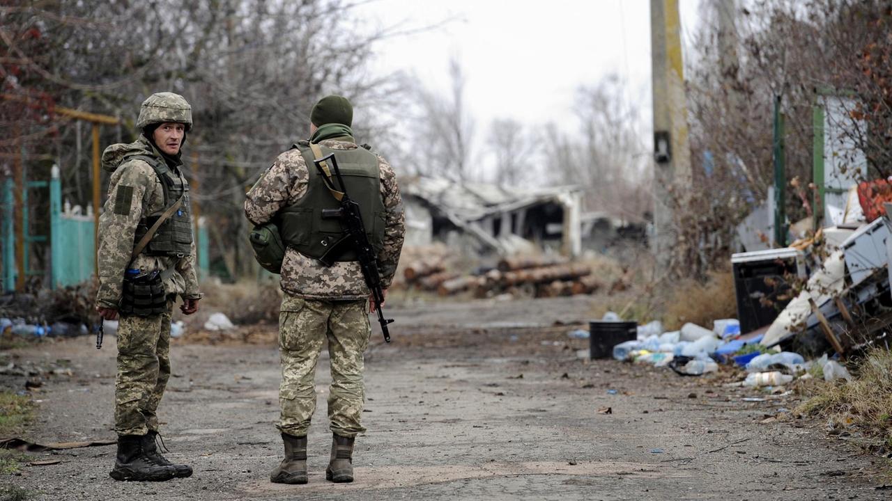 Ukrainische Soldaten patrouillieren in Schyrokyne, 25 Kilometer vom Asowschen Meer entfernt.