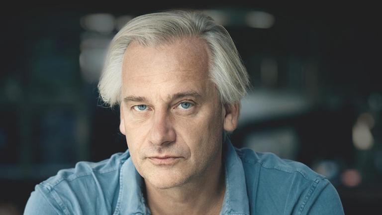 Am Mikrofon Der Schriftsteller und Regisseur Chris Kraus