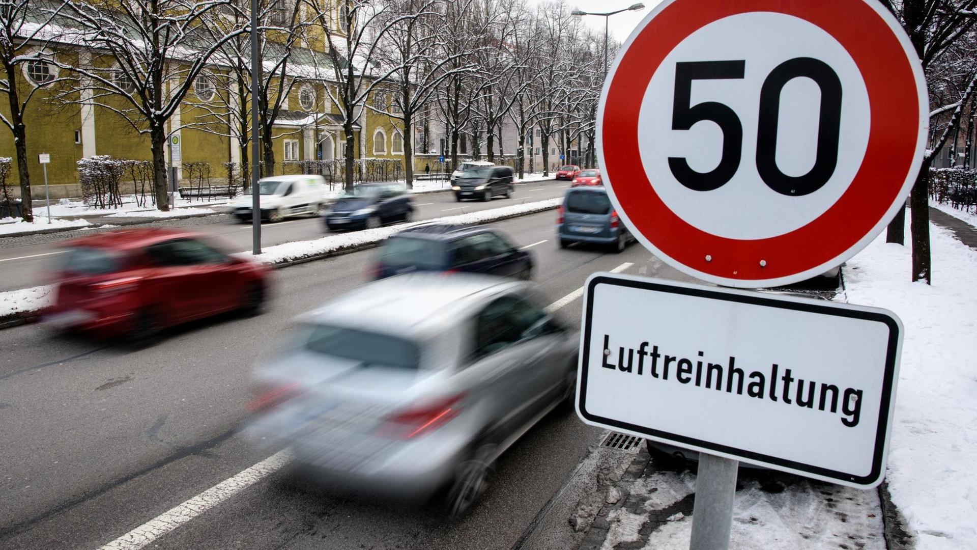 Dichter Verkehr schiebt sich über den Mittleren Ring in München. Am Fahrbahnrand weist ein Verkehrsschild auf eine Höchstgeschwindigkeit von 50 Kilometern in der Stunde zur Luftreinhaltung hin. Dichter Verkehr schiebt sich über den Mittleren Ring in München. Am Fahrbahnrand weist ein Verkehrsschild auf eine Höchstgeschwindigkeit von 50 Kilometern in der Stunde zur Luftreinhaltung hin.