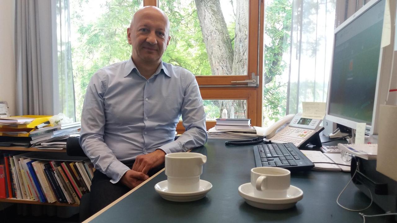 Martin Mäntele mit der Tasse TC100 aus dem HfG-Archiv. Martin Mäntele mit der Tasse TC100 aus dem HfG-Archiv.