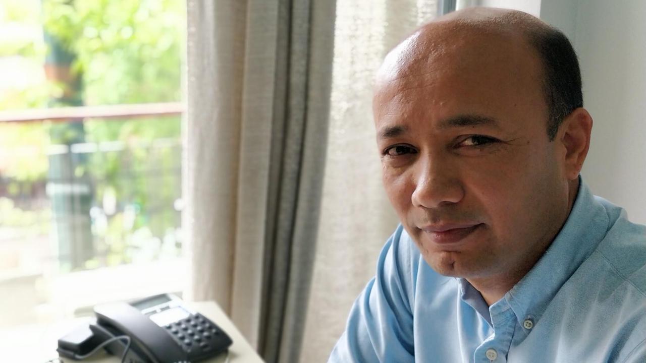 Yonous Muhammadi sitzt in seinen Büro an einem Schreibtisch Yonous Muhammadi sitzt in seinen Büro an einem Schreibtisch