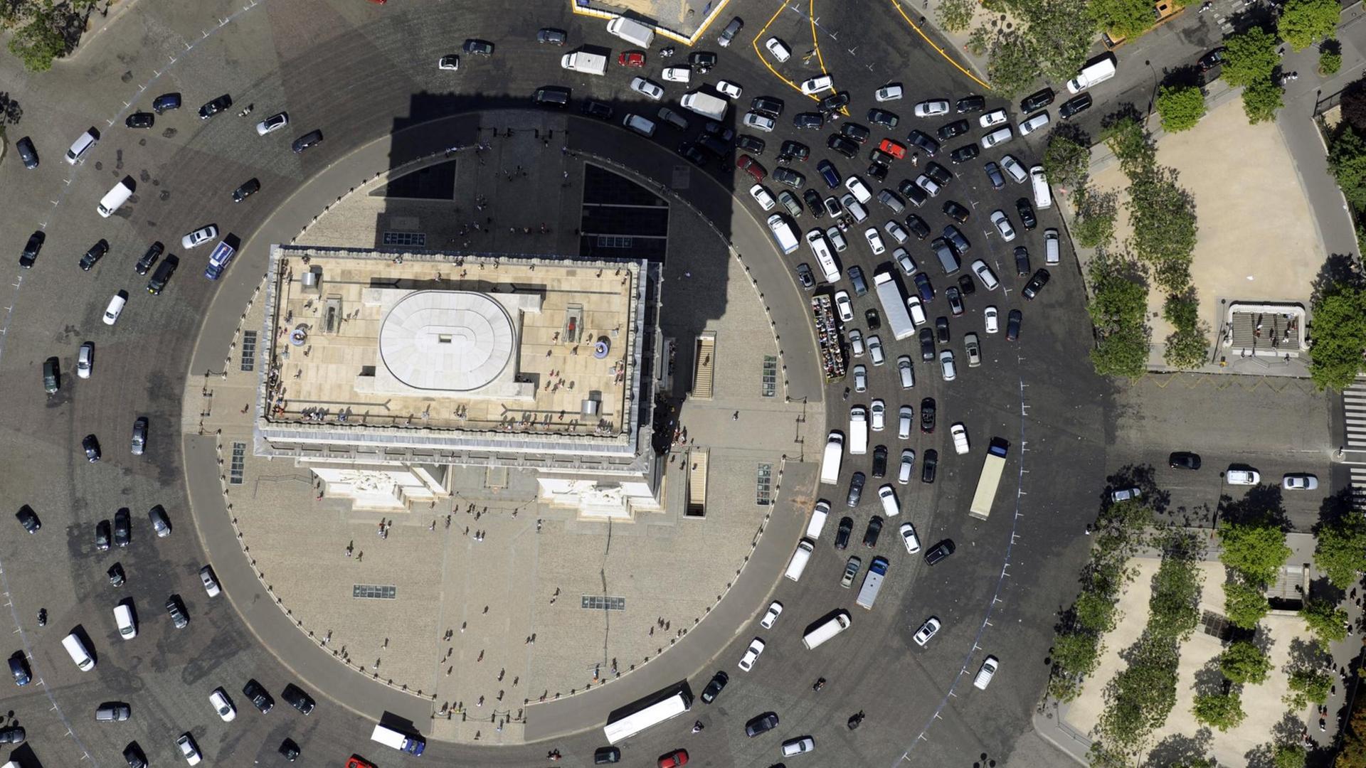 Autos fahren im Kreisel um den Arc de Triomphe in Paris, Aufnahme aus der Luft Autos fahren im Kreisel um den Arc de Triomphe in Paris, Aufnahme aus der Luft