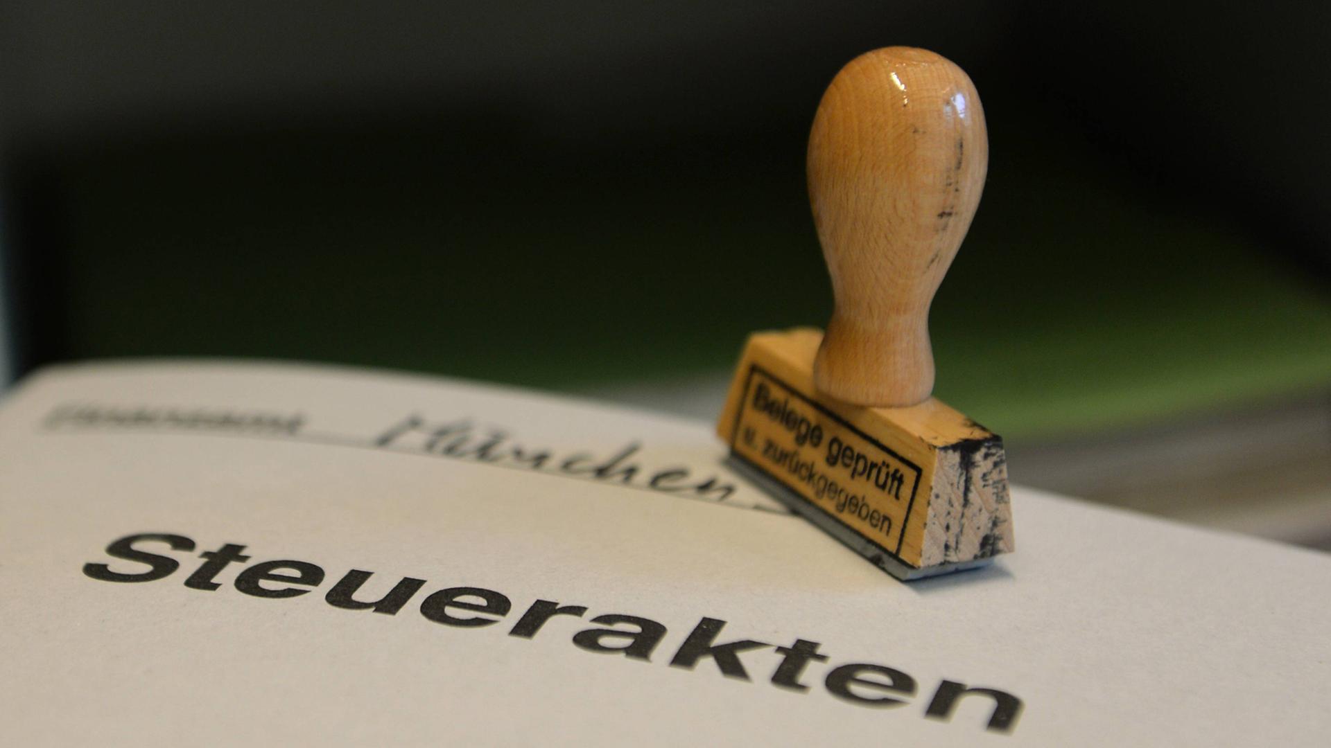 Ein Stempel steht auf einer Steuerakte. Ein Stempel steht auf einer Steuerakte.