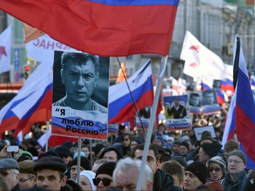 Tausende Anhänger der Opposition versammln sich in Moskau zu einem Gedenkmarsch für Boris Nemzow.