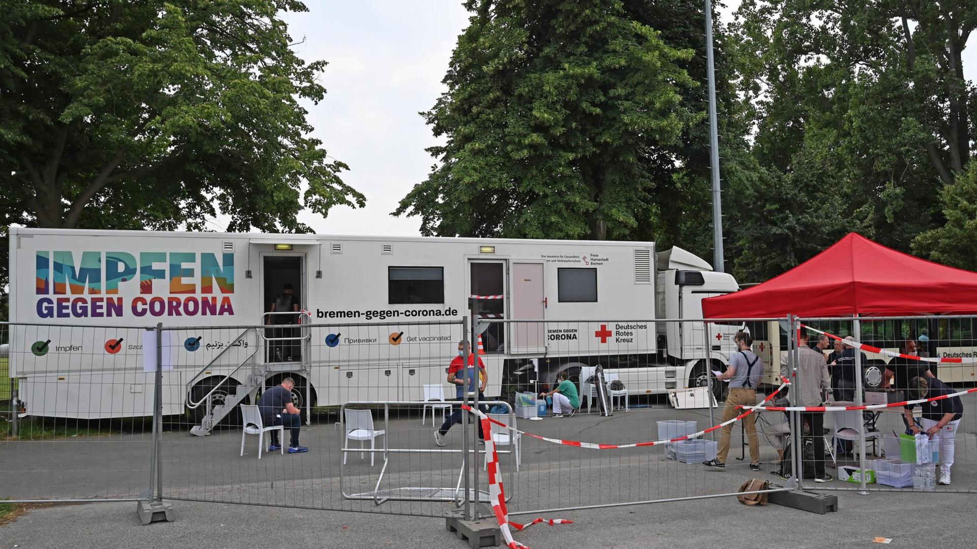 Ein Impfwagen steht auf einem Parkplatz in der Nähe des Bremer Weserstadions. Dort kann man sich gegen das Coronavirus impfen lassen. Ein Impfwagen steht auf einem Parkplatz in der Nähe des Bremer Weserstadions. Dort kann man sich gegen das Coronavirus impfen lassen.