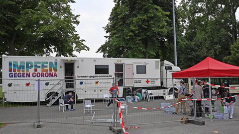 Ein Impfwagen steht auf einem Parkplatz in der Nähe des Bremer Weserstadions. Dort kann man sich gegen das Coronavirus impfen lassen.