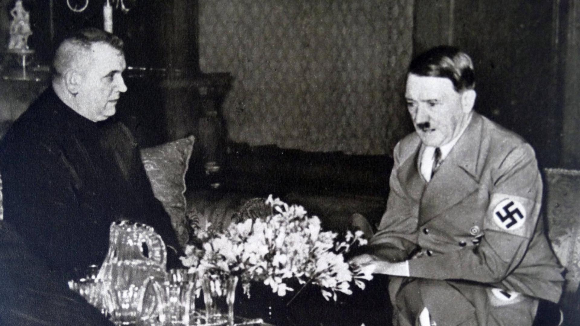 Jozef Tiso, slowakischer katholischer Priester und Adolf Hitler Jozef Tiso, slowakischer katholischer Priester und Adolf Hitler