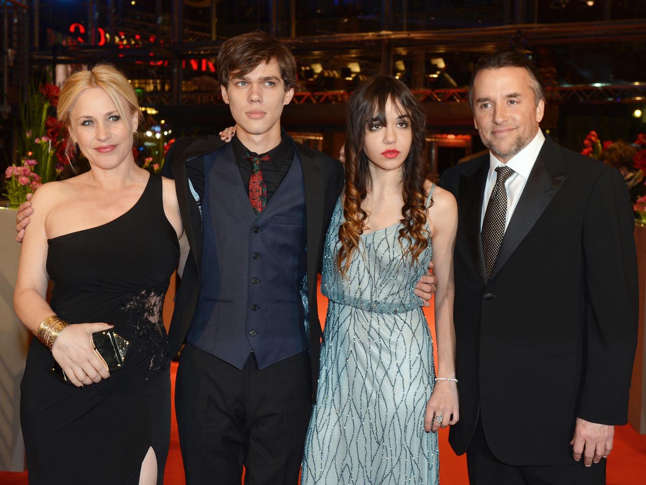 Die Schauspieler Patricia Arquette (l), Lorelei Linklater (2.v.r.), Ellar Coltrane (2.v.l.) und US-Regisseur Richard Linklater bei der Premiere von "Boyhood" auf der Berlinale. Die Schauspieler Patricia Arquette (l), Lorelei Linklater (2.v.r.), Ellar Coltrane (2.v.l.) und US-Regisseur Richard Linklater bei der Premiere von "Boyhood" auf der Berlinale.