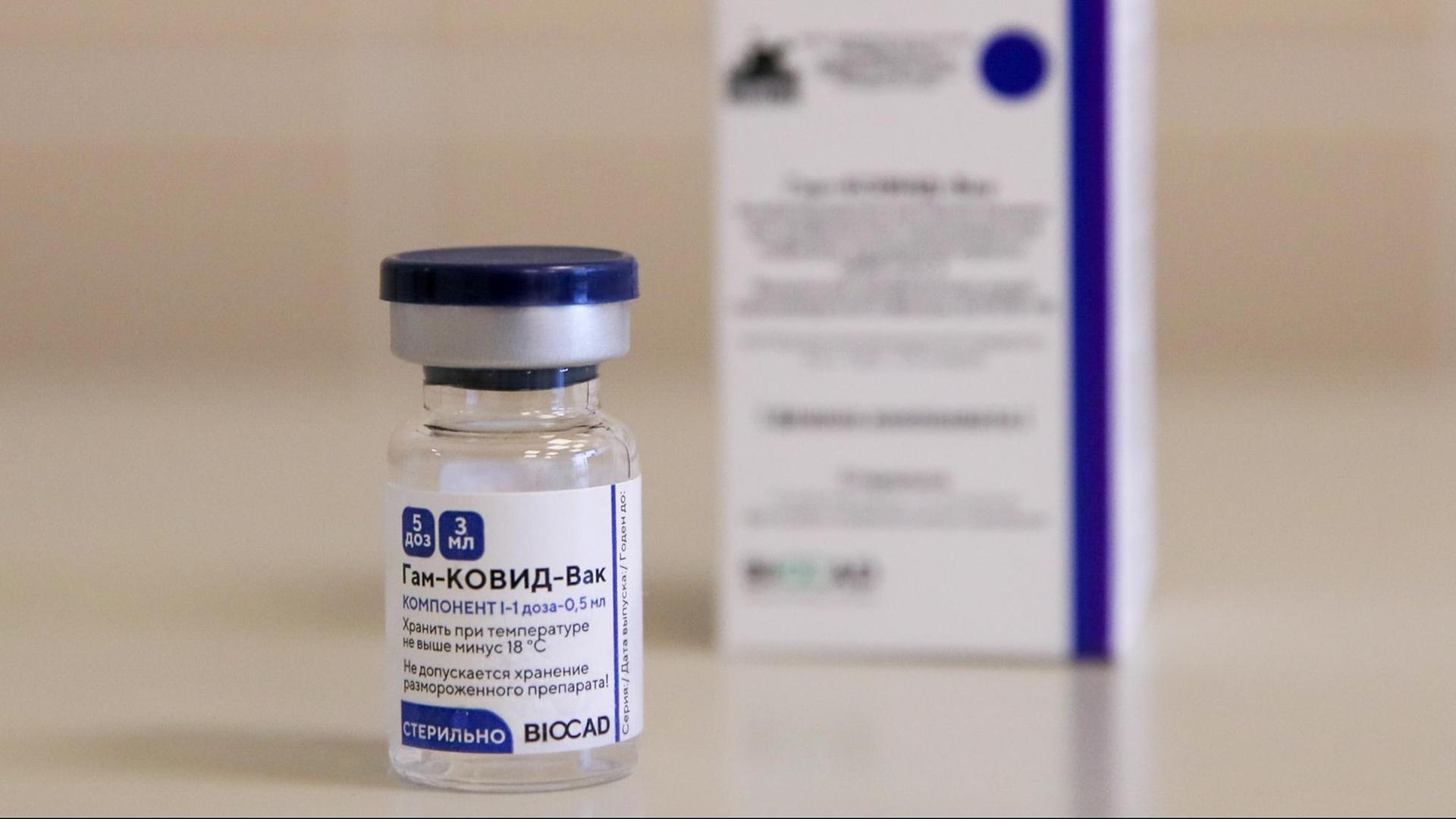 Ein Fläschchen mit dem russischen Impfstoff Gam-COVID-Vak (Sputnik V) gegen COVID-19 steht im Krankenhaus Nr. 4 in Sotschi Ein Fläschchen mit dem russischen Impfstoff Gam-COVID-Vak (Sputnik V) gegen COVID-19 steht im Krankenhaus Nr. 4 in Sotschi