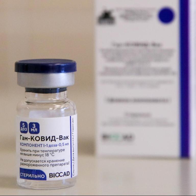 Ein Fläschchen mit dem russischen Impfstoff Gam-COVID-Vak (Sputnik V) gegen COVID-19 steht im Krankenhaus Nr. 4 in Sotschi