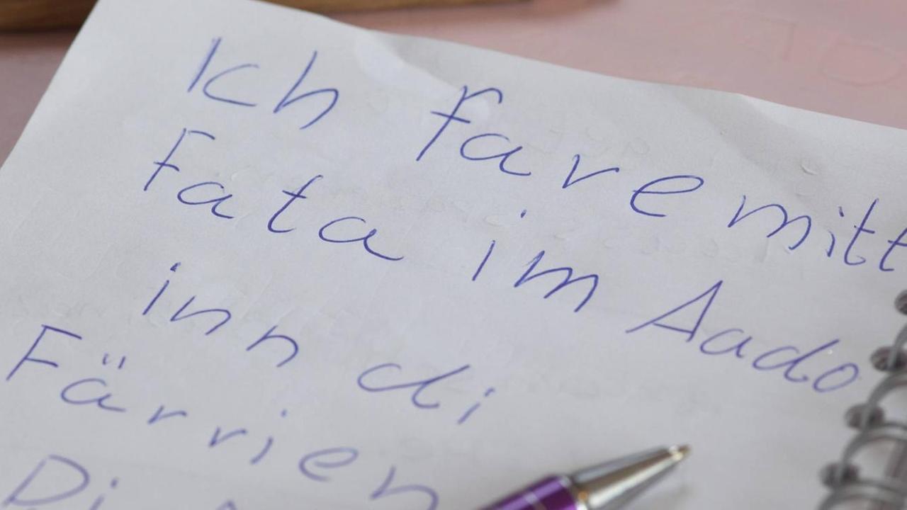 Ein Blatt mit Schrift Ein Blatt mit Schrift