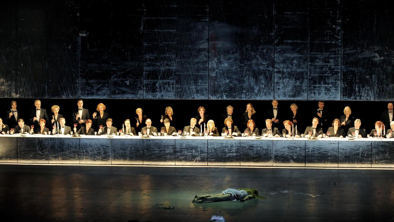 Sterbeszene aus der Oper "Faust" von Charles Gounod. Szenenfoto aus der Inszenierung der Staatsoper Unter den Linden von Karsten Wiegand, 2009 Sterbeszene aus der Oper "Faust" von Charles Gounod. Szenenfoto aus der Inszenierung der Staatsoper Unter den Linden von Karsten Wiegand, 2009