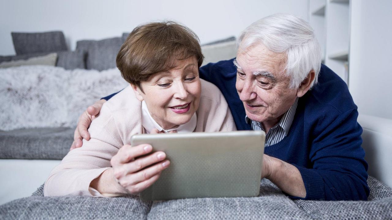 Senior couple lying on couch using digital tablet model released Symbolfoto property released PUBLICATIONxINxGERxSUIxAUTxHUNxONLY WESTF23304

Senior COUPLE Lying ON Couch Using Digital Tablet Model released Symbolic image Property released PUBLICATIONxINxGERxSUIxAUTxHUNxONLY WESTF23304  