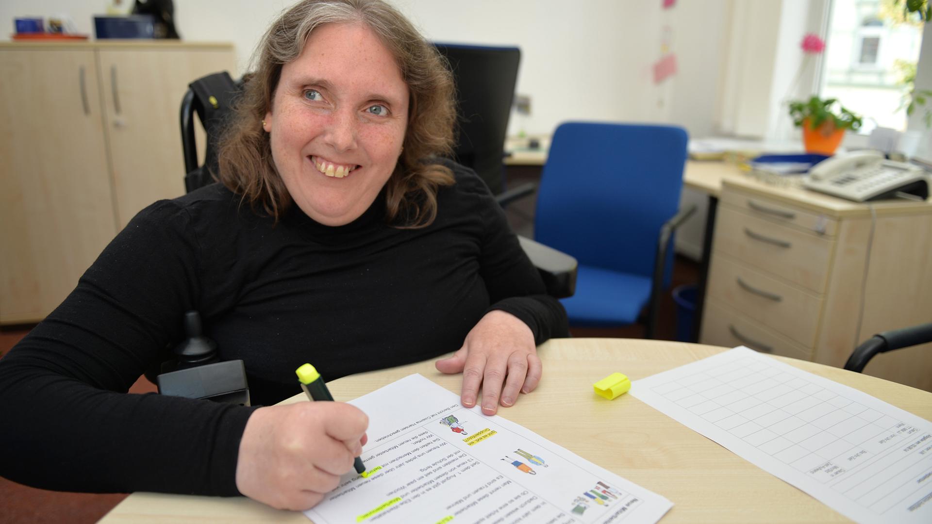 Nicole Papendorf, Testleserin mit geistiger Behinderung, markiert am 01.09.2014 im Büro für Leichte Sprache in Bremen Textstellen, die sie nicht versteht. Das Bremer Büro für Leichte Sprache macht offizielle Dokumente verständlicher. Das hilft auch Analphabeten. Nicole Papendorf, Testleserin mit geistiger Behinderung, markiert am 01.09.2014 im Büro für Leichte Sprache in Bremen Textstellen, die sie nicht versteht. Das Bremer Büro für Leichte Sprache macht offizielle Dokumente verständlicher. Das hilft auch Analphabeten.