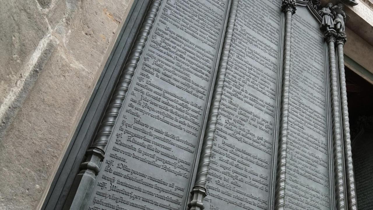 Eine Tür der Schlosskirche in Wittenberg. Wo Luther seine Thesen an die Tür genagelt haben soll, findet sich heute eine große Eisenplatte mit den Thesen. Eine Tür der Schlosskirche in Wittenberg. Wo Luther seine Thesen an die Tür genagelt haben soll, findet sich heute eine große Eisenplatte mit den Thesen.