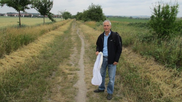 Dieter Hertrampf unterwegs auf Feld und Flur, um Schmetterlinge zu dokumentieren