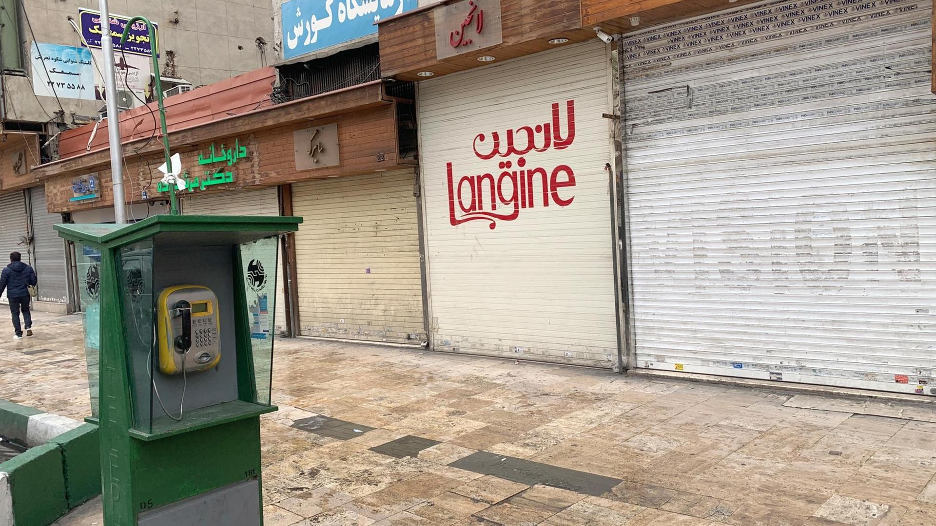 26.03.2020, Iran, Teheran: Geschäfte mit geschlossenen Rolläden auf dem beliebten Tadschrisch-Basar in Nordteheran. Er musste wegen der Corona-Krise im Land geschlossen werden. 26.03.2020, Iran, Teheran: Geschäfte mit geschlossenen Rolläden auf dem beliebten Tadschrisch-Basar in Nordteheran. Er musste wegen der Corona-Krise im Land geschlossen werden.