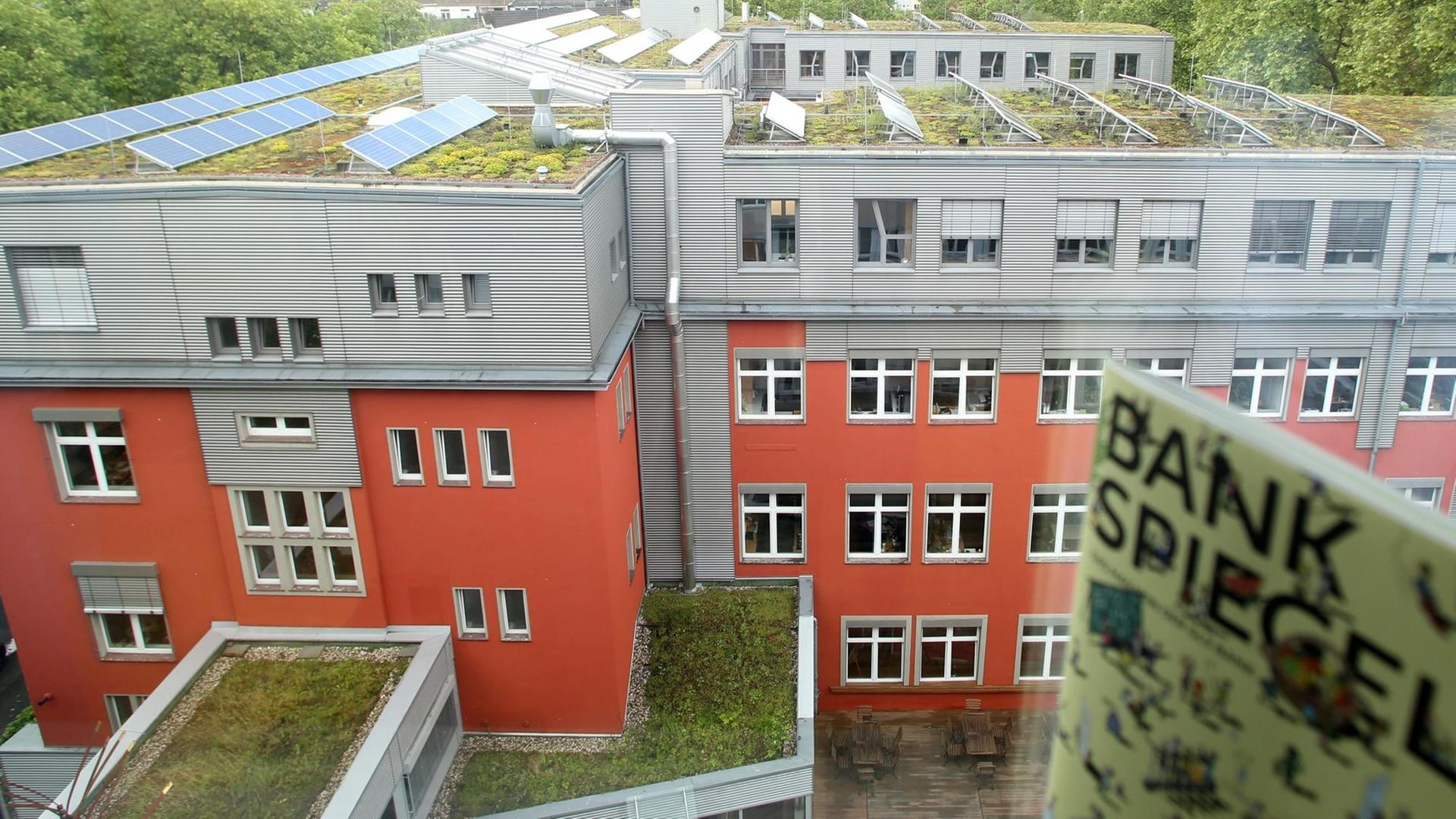 Blick auf die Dächer der Zentrale der GLS Bank, aufgenommen am 15.06.2016 in Bochum (Nordrhein-Westfalen). Auch die Alternativ-Bank GLS sucht nach Antworten auf das Zinstief und zählt sich damit zu den bundesweiten Vorreitern der Branche. Mehreinnahmen in Millionenhöhe soll ein Beitrag der rund 200.000 Kunden bringen. Auf Dispozinsen will man dagegen vorerst verzichten. Blick auf die Dächer der Zentrale der GLS Bank, aufgenommen am 15.06.2016 in Bochum (Nordrhein-Westfalen). Auch die Alternativ-Bank GLS sucht nach Antworten auf das Zinstief und zählt sich damit zu den bundesweiten Vorreitern der Branche. Mehreinnahmen in Millionenhöhe soll ein Beitrag der rund 200.000 Kunden bringen. Auf Dispozinsen will man dagegen vorerst verzichten.