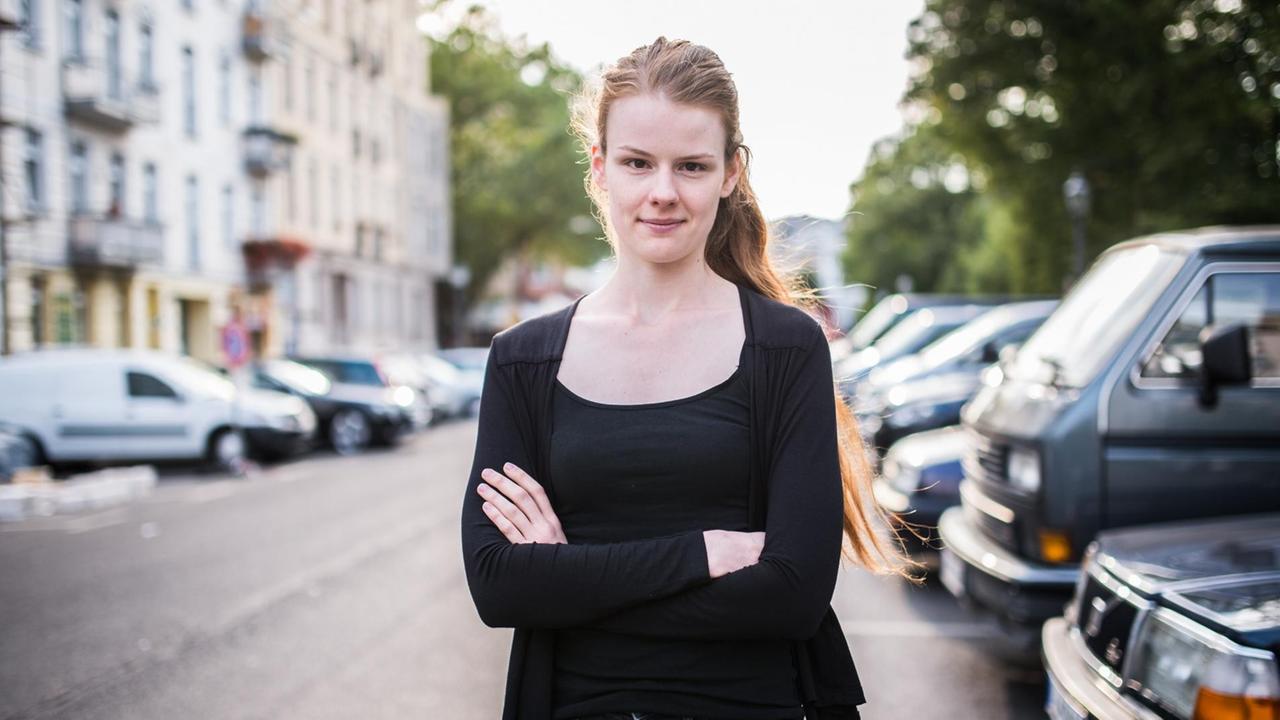 Die Berliner CDU-Politikerin Jenna Behrends steht auf einer Straße, rechts und links parkende Autos Die Berliner CDU-Politikerin Jenna Behrends steht auf einer Straße, rechts und links parkende Autos