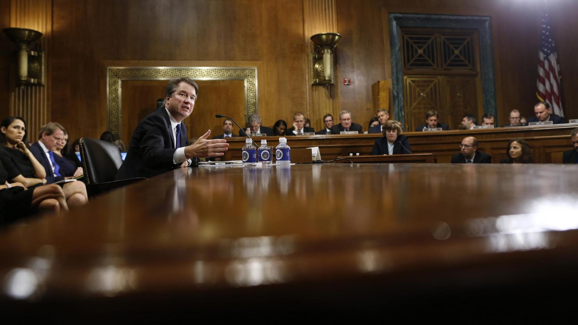 Der Kandidat für den Oberstern Gerichtshof der USA, Richter Brett Kavanaugh, bei der Anhörung im Justizausschuss des Senats zu den Vorwürfen der versuchten Vergewaltigung Der Kandidat für den Oberstern Gerichtshof der USA, Richter Brett Kavanaugh, bei der Anhörung im Justizausschuss des Senats zu den Vorwürfen der versuchten Vergewaltigung