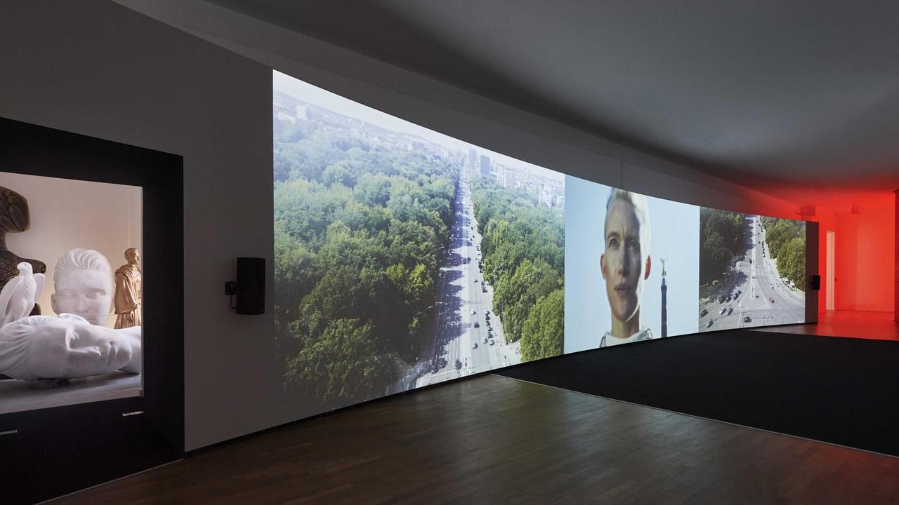 Raumansicht der Ausstellung "Yael Bartana – Redemption Now". Raumansicht der Ausstellung "Yael Bartana – Redemption Now".
