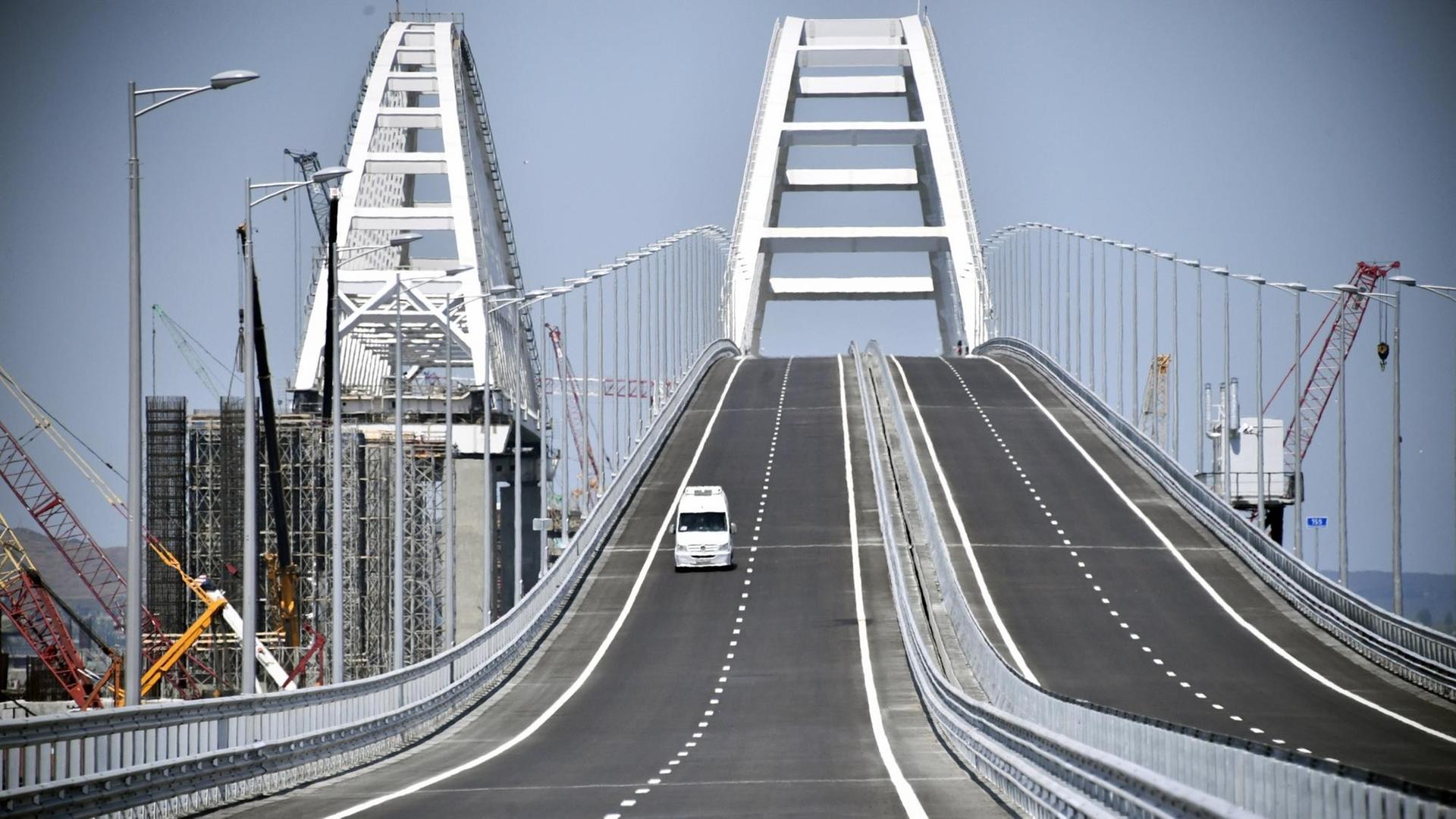 Auffahrt zu der geschwungenen Brücke Auffahrt zu der geschwungenen Brücke