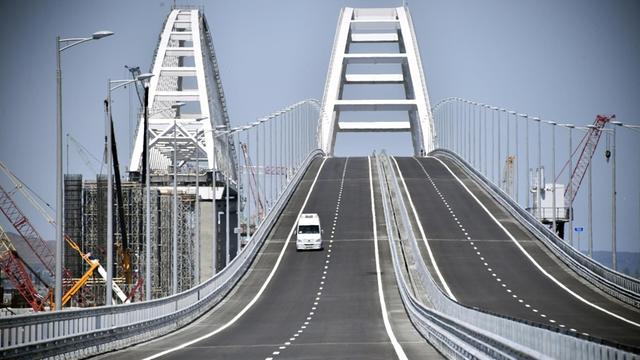 Die Brücke zwischen Russland und der Krim. Ein Auto fährt über die Brücke