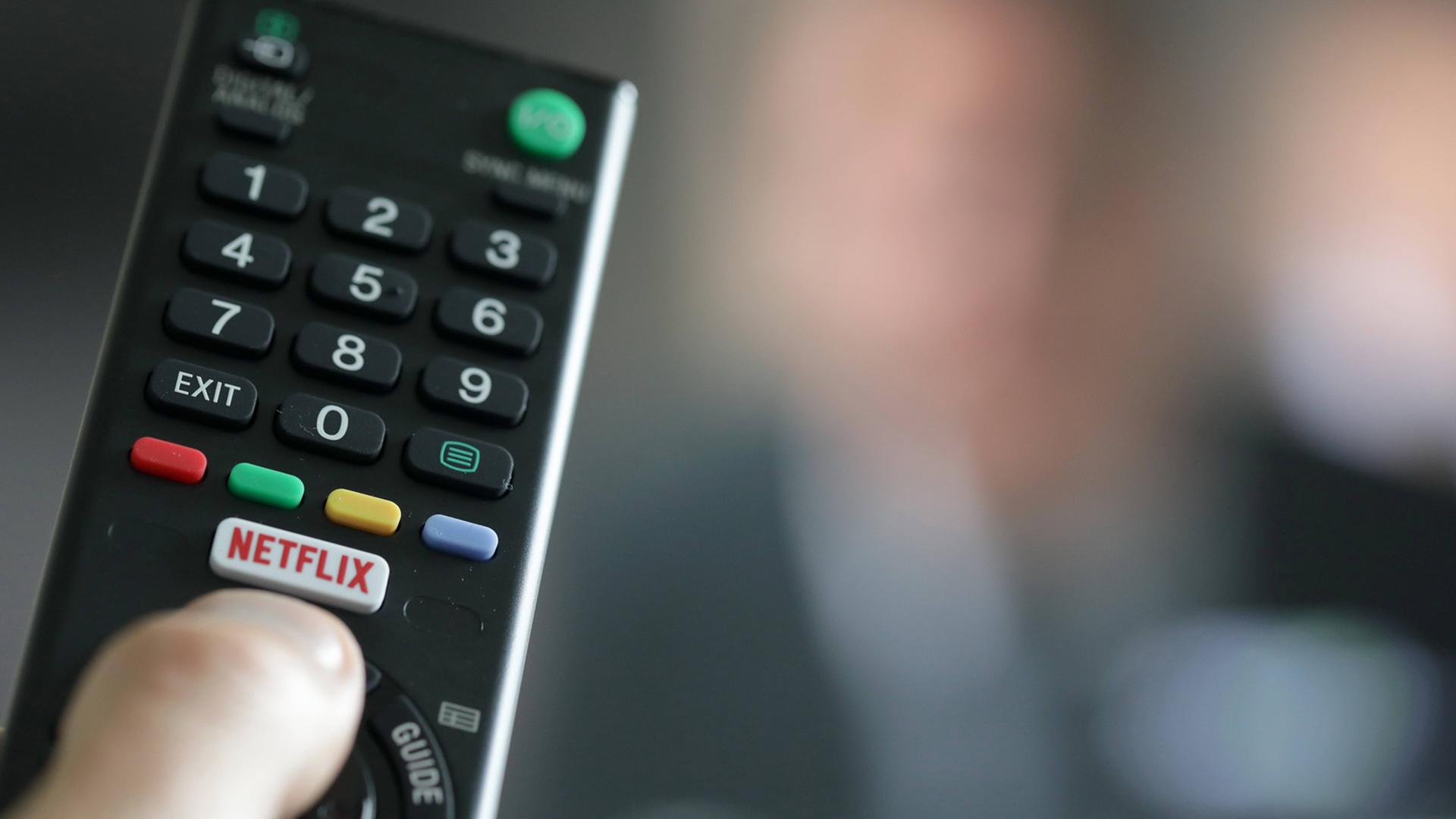 Ein Netflix-Button auf einer TV-Fernbedienung. Ein Netflix-Button auf einer TV-Fernbedienung.