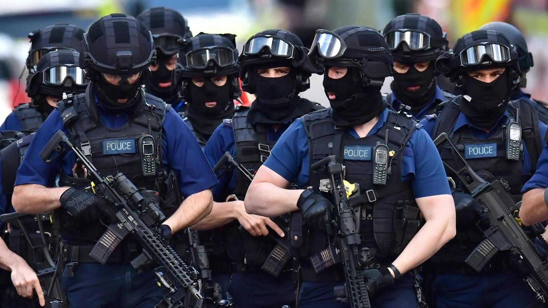 Bewaffnete Polizei patrouilliert nach dem Anschlag in London. Bewaffnete Polizei patrouilliert nach dem Anschlag in London.