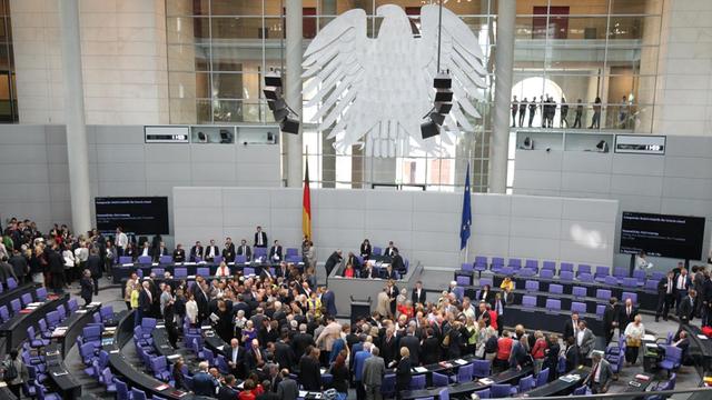 Die Bundestagsabgeordneten stimmten in einer Sondersitzung über die Griechenland-Hilfen ab.