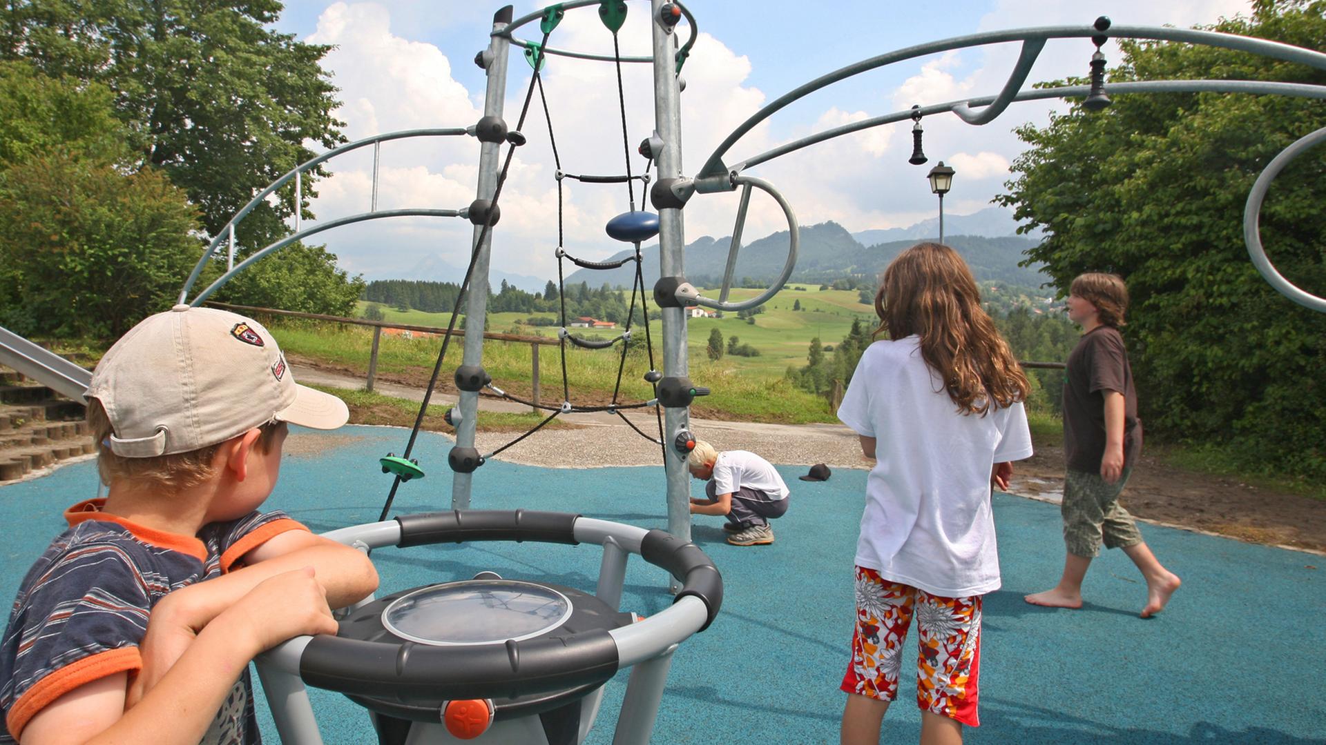 Computerspielplatz in Pfronten: Kinder spielen an einem Klettergerüst auf einem Computerspielplatz. Computerspielplatz in Pfronten: Kinder spielen an einem Klettergerüst auf einem Computerspielplatz.