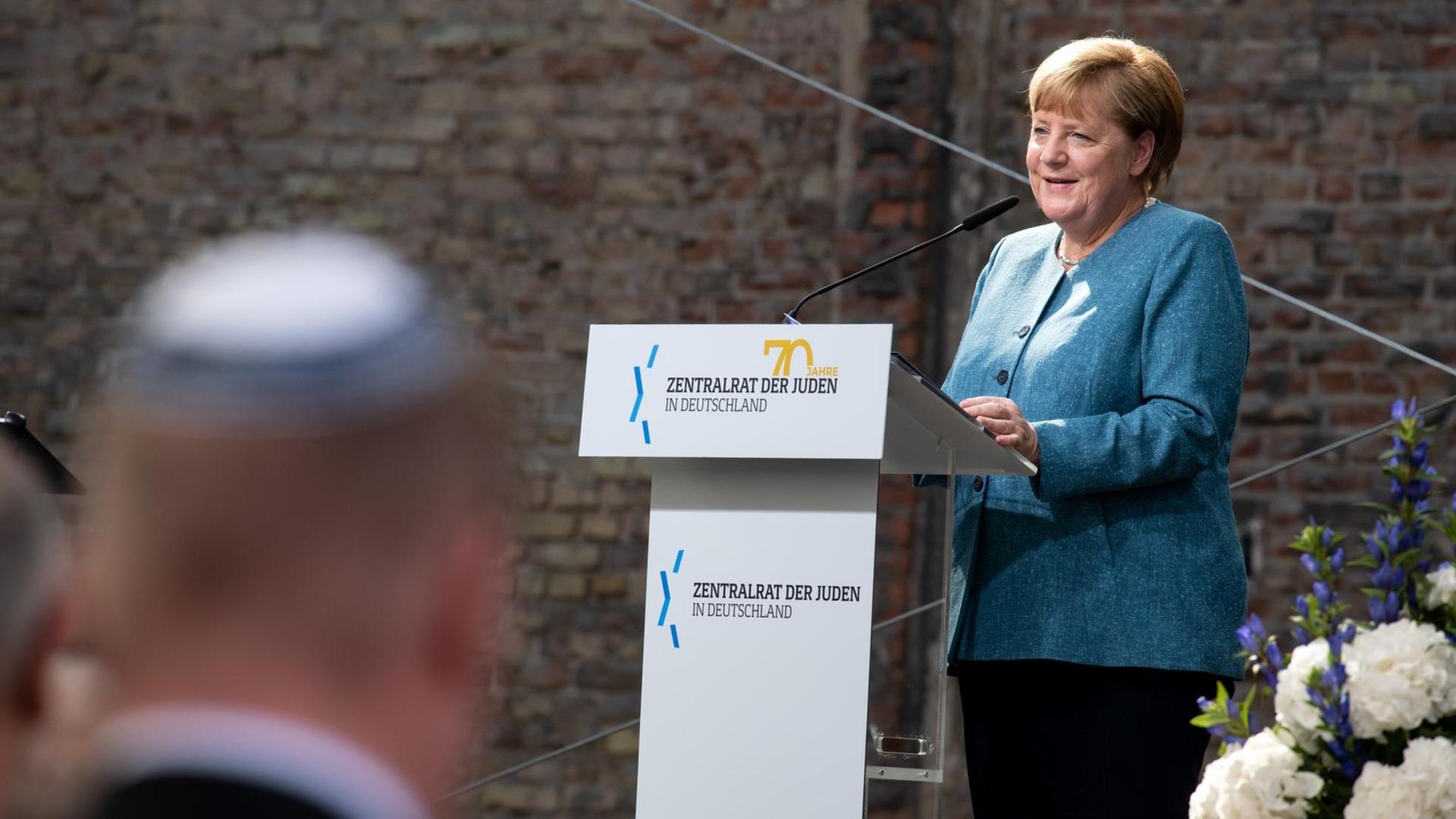 Bundes-Kanzlerin Angela Merkel spricht bei einer Feier von dem Zentral-Rat der Juden. Bundes-Kanzlerin Angela Merkel spricht bei einer Feier von dem Zentral-Rat der Juden.